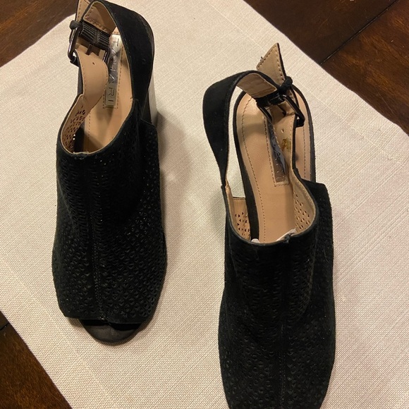 Tahari open beep toe shoes - Picture 2 of 16
